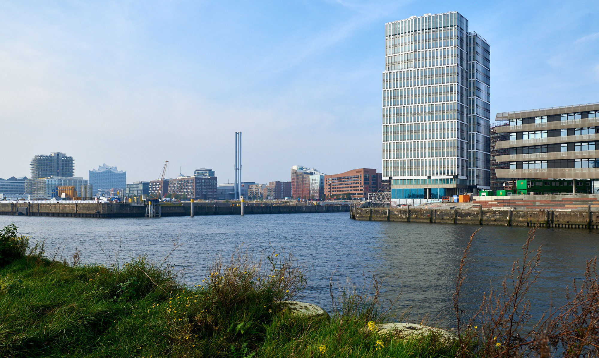 im-Vordergrund-IQ-Hamburg-Hafen-City